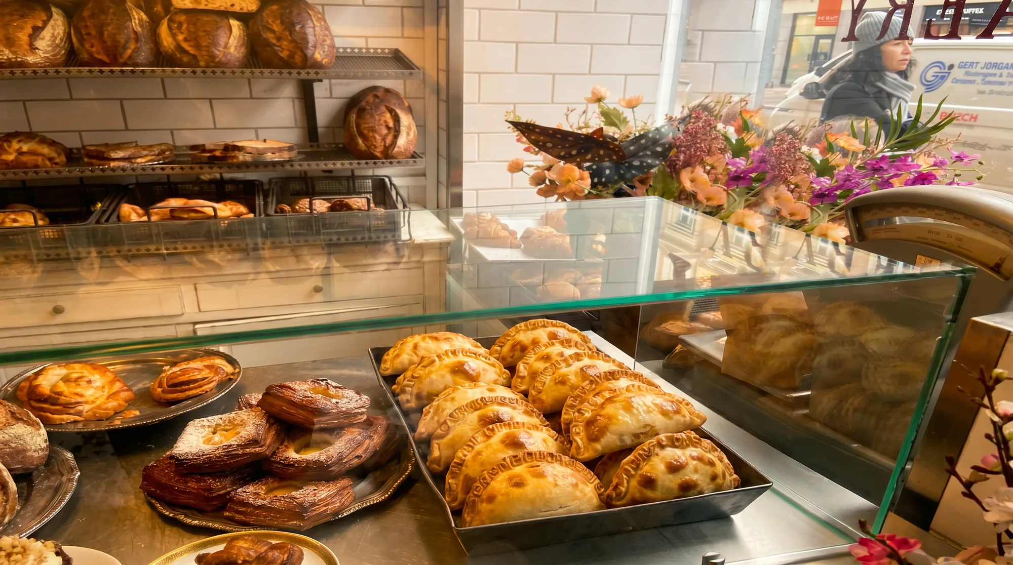 Vitrina de empanadas argentinas en cafetería