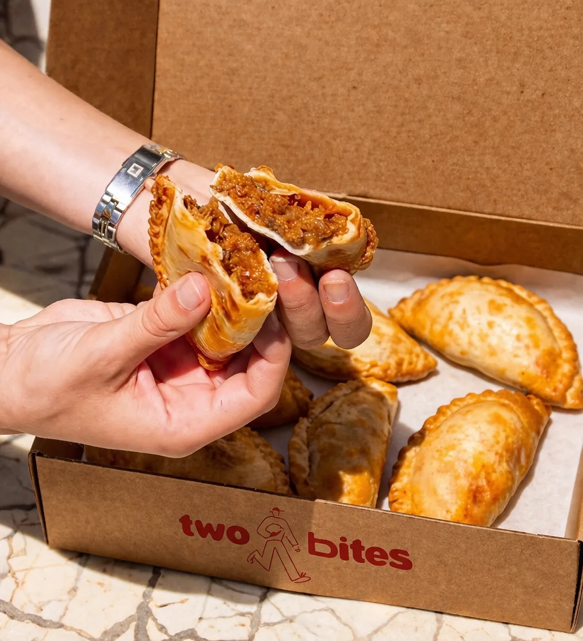 Empanada Twobites recién horneada abierta mostrando el relleno