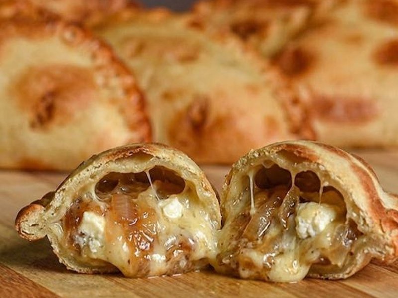 Empanada de Cabra y Cebolla Caramelizada