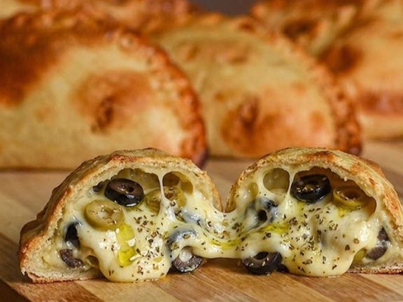 Empanada de Provolone y Oliva